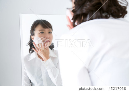 化妝的女人 化妝的女人 45217038