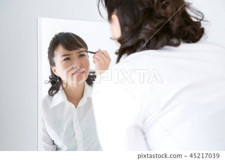 寫眉毛的女人 寫眉毛的女人 45217039