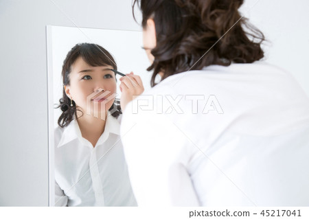 女人寫眉毛 45217041