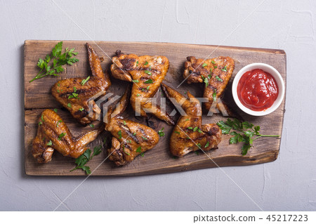 Grilled chicken wings with tomato sauce Grilled chicken wings with tomato sauce 45217223