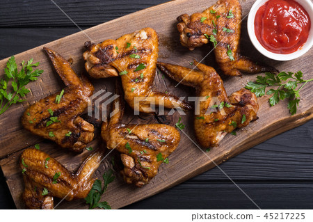 Grilled chicken wings with tomato sauce Grilled chicken wings with tomato sauce 45217225