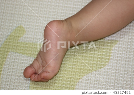 Baby's foot 45217491