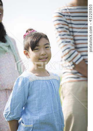 一個微笑的女孩 一個微笑的女孩 45220303