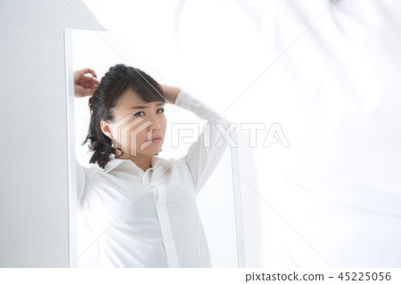 Woman who sets hair (is troubled) 45225056