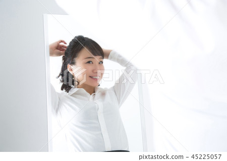 Woman setting hair (smile) 45225057