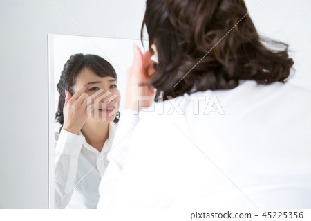 一個看著玫瑰的女人（微笑） 45225356