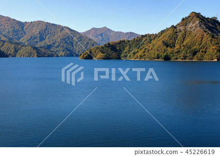 從Takokurako-Tagokura水壩在秋天晴朗的區域 從Takokurako-Tagokura水壩在秋天晴朗的區域 45226619