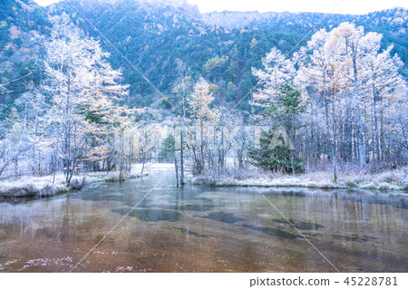 《Nagano Prefecture》Fall Kamikochi/Frozen Tashiroike 《Dawn》 45228781