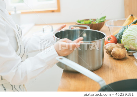 主婦 家庭主婦 平底鍋 45229191