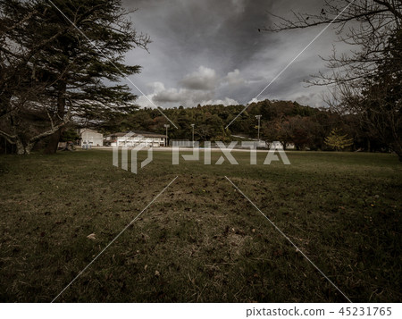 Kyotango市Shinzan小學葡萄酒樣式的被放棄的小學 45231765