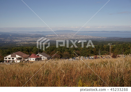 Oyama, the highest mountain in the Chugoku region in Tottori Prefecture: Looking at Yumigahama Beach from the Mizusui Plateau Oyama, the highest mountain in the Chugoku region in Tottori Prefecture: Looking at Yumigahama Beach from the Mizusui Plateau 45233288