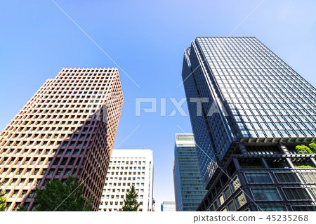 看摩天大樓的辦公室鎮的風景 看摩天大樓的辦公室鎮的風景 45235268