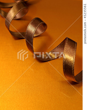 絲帶棕色緞金背景 45235561