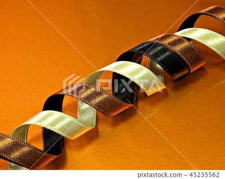 絲帶棕色和黑色和淺綠色緞金背景 45235562