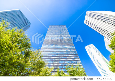 看摩天大樓的辦公室鎮的風景 看摩天大樓的辦公室鎮的風景 45238200