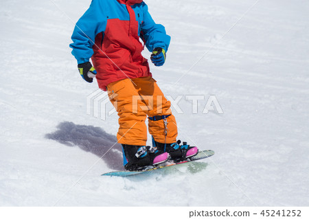 孩子們玩滑雪板 45241252