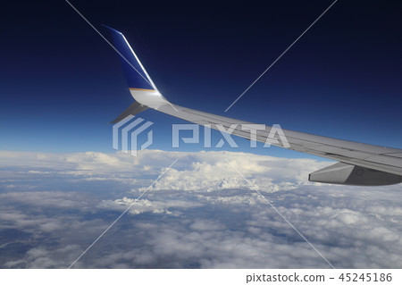 天空和雲彩在從飛機採取的美國 45245186