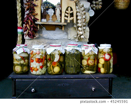 在一位農夫的庭院裡裝飾的醃汁在布達佩斯，匈牙利之外 45245591