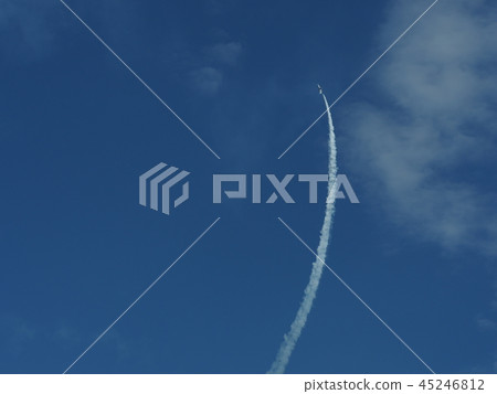 飛機雲彩和藍天 飛機雲彩和藍天 45246812