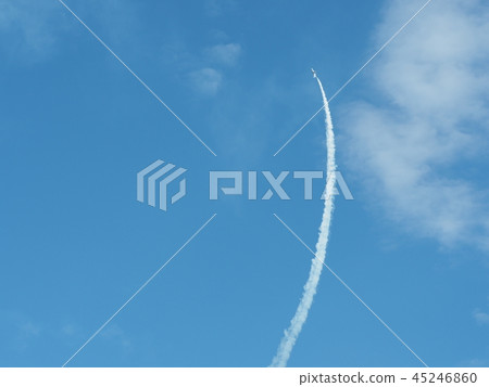 藍天和飛機雲彩 45246860