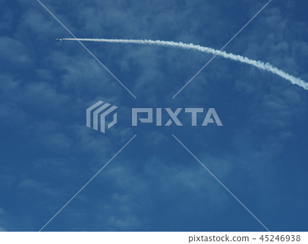 藍天和飛機雲彩 藍天和飛機雲彩 45246938