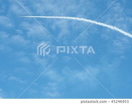 藍天和飛機雲彩 藍天和飛機雲彩 45246953