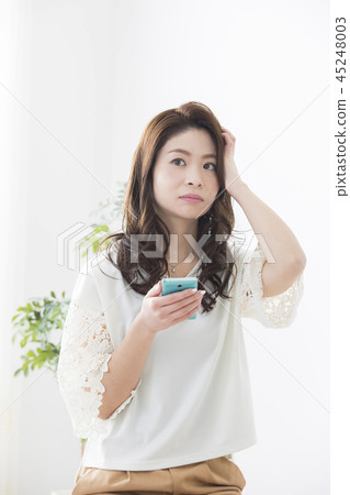 觀看智能手機的婦女 觀看智能手機的婦女 45248003