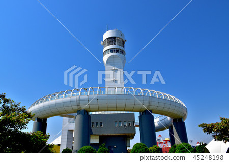 Honmoku聳立在清楚的藍天的標誌塔 Honmoku聳立在清楚的藍天的標誌塔 45248198