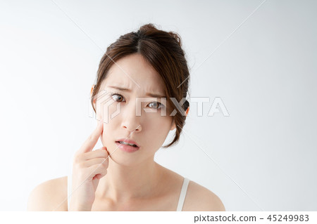 Women who check your skin Women who check your skin 45249983