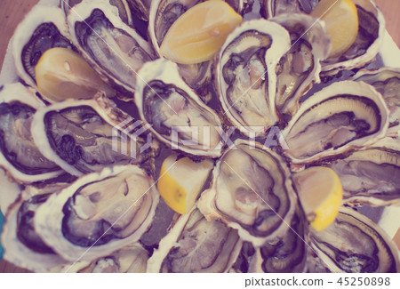 oysters with lemon 45250898