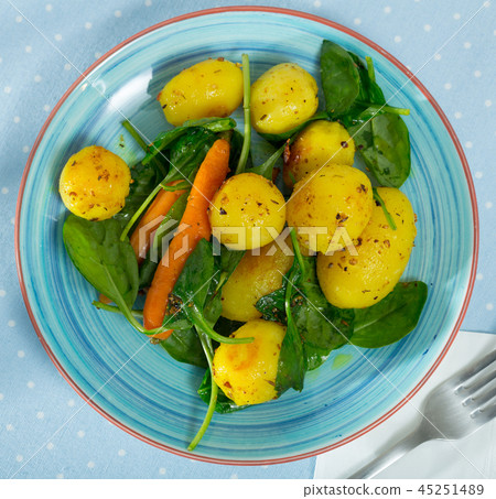 Top view of baked young potatoes with spinach Top view of baked young potatoes with spinach 45251489