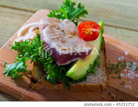 Sandwich with roasted tuna 45251752