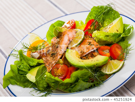 Salad of roasted trout fillet, avocado 45251924