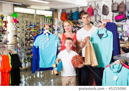 Parents with boy in sport store 45255098