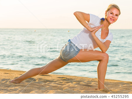 Female 25-35 years old is doing excercises on endurance Female 25-35 years old is doing excercises on endurance 45255295