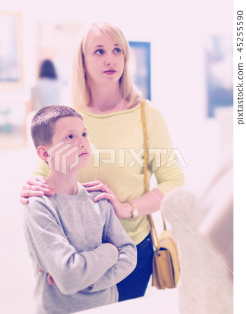 Mother and son exploring expositions Mother and son exploring expositions 45255590