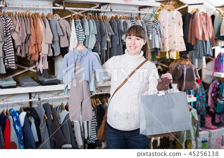 Mom choose clothes for newborns 45256138