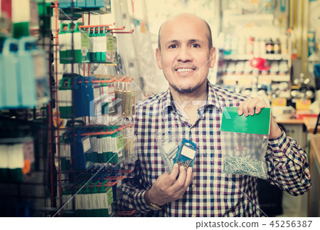 Customer buying nails and clinkers in store. 45256387