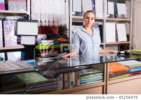 seller offering assistance 45256479