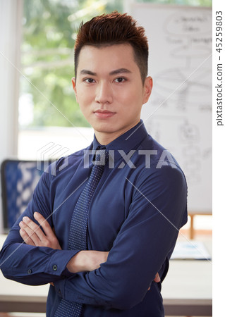 Young businessman portrait 45259803