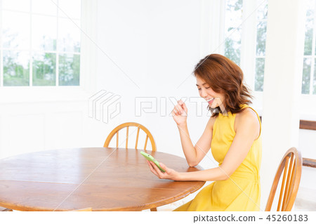 觀看智能手機的婦女 45260183