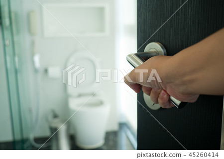 open the bathroom door, go to toilet open the bathroom door, go to toilet 45260414