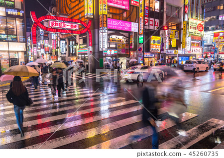 东京 东京雨季图片 新宿的雨夜景 图库照片