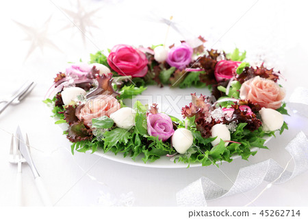 Christmas rose wreath salad 45262714