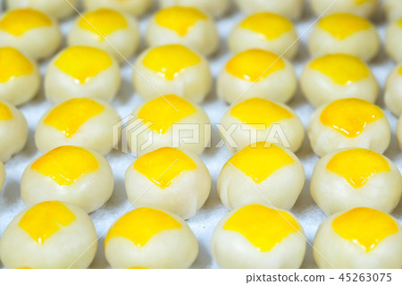 Chinese pastry moon cake 45263075