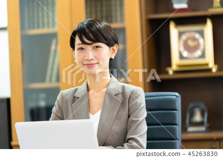 女員工私人辦公室司法代書人會計師嚴肅的面孔 45263830