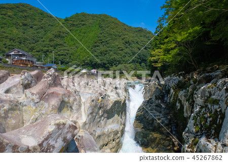 The worship of the old river town waterfall 45267862