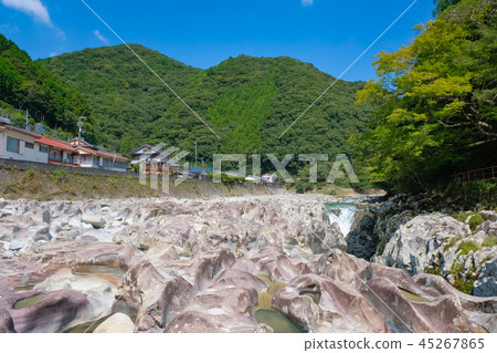 The worship of the old river town waterfall 45267865