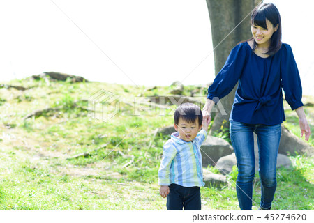 父母和孩子手拉手走的母親和孩子 父母和孩子手拉手走的母親和孩子 45274620