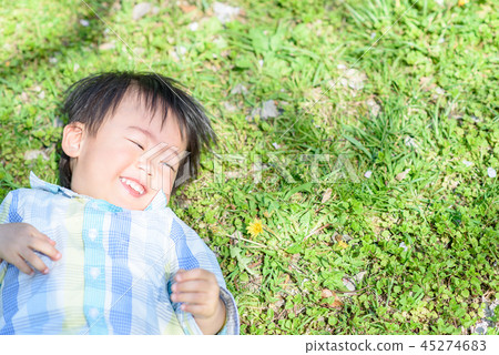 Children who fall asleep on grass 45274683